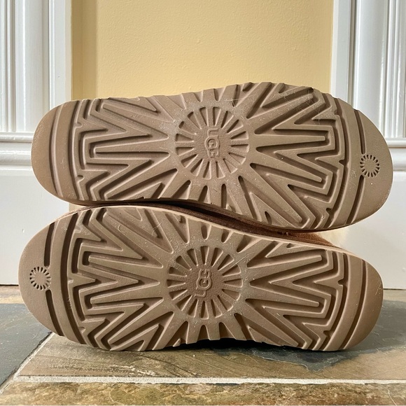 UGG Bailey Button~UGG Charms•5•Chestnut•Shearling Lined Boots From UGG Australia - Picture 10 of 12